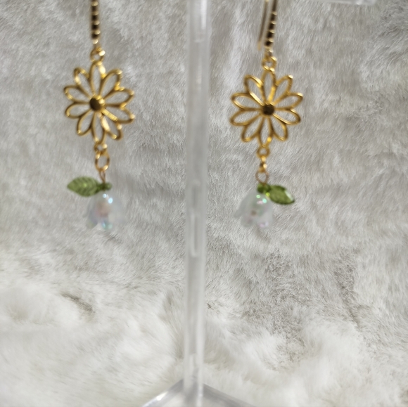 Gold and white Flower - Picture 3 of 4